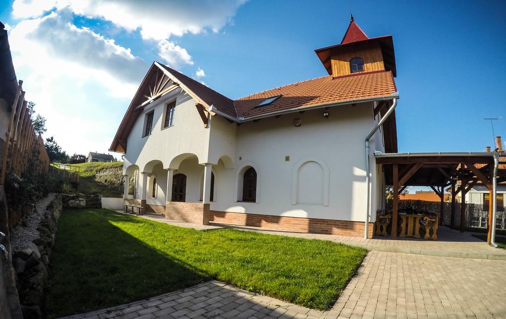 Buzás Pince Vendégház Ecséd Esterno foto